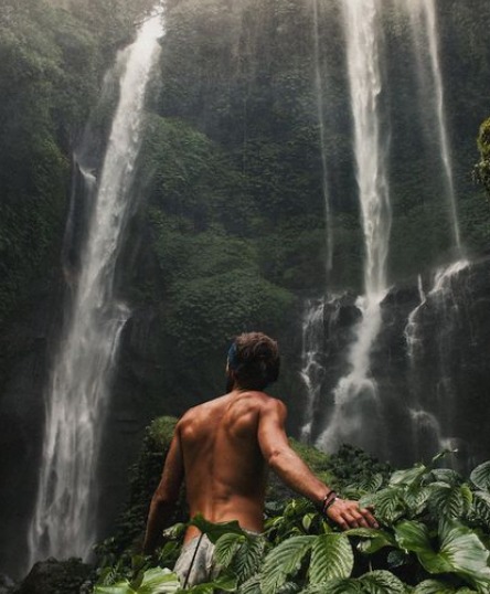 Potrebbe essere un'immagine raffigurante 1 persona e cascata